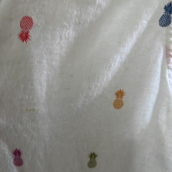 Sleeveless, comfortable, soft, pointed collar top. - Picture 3 of 3